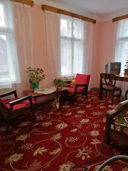 La 2 Pasi De Biserica Neagra Braşov Esterno foto